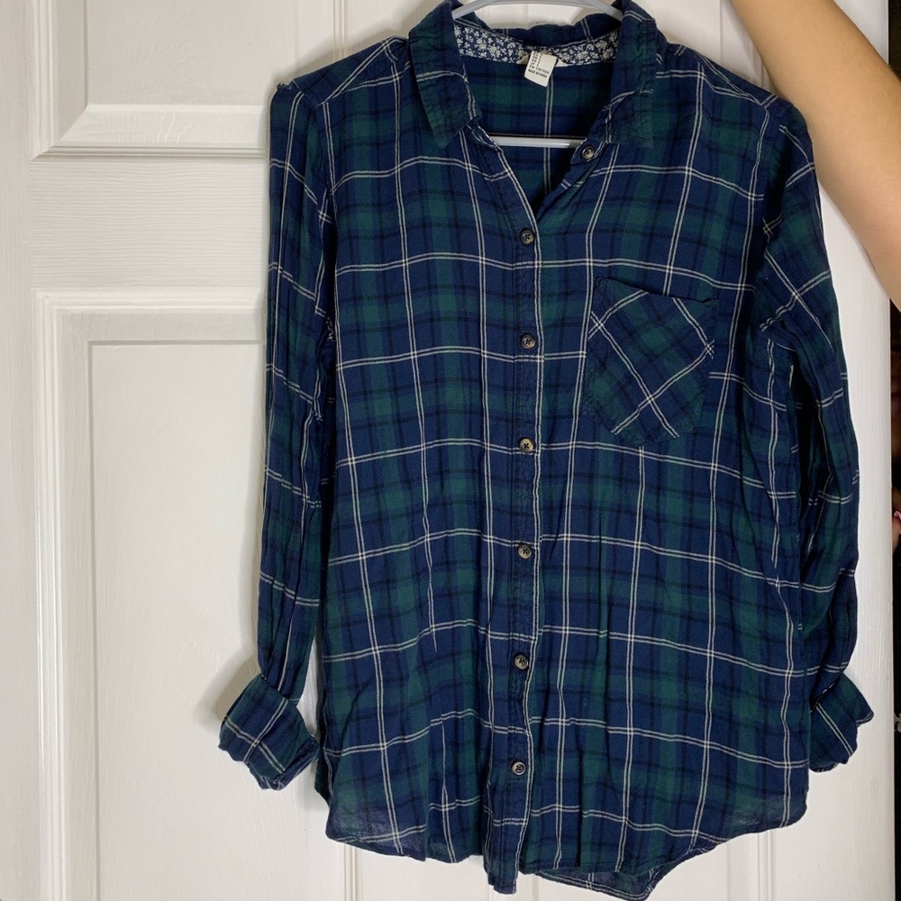 CANT FIT; FITS LIKE MEDIUM